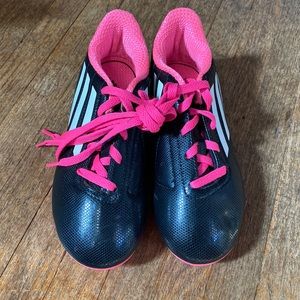 Adidas soccer cleats girls size 1. Used but in great shape.